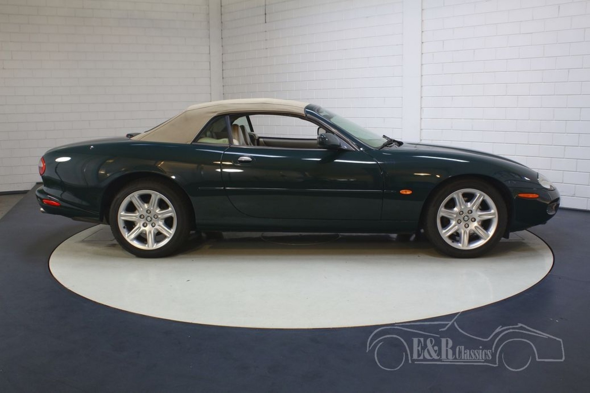 Jaguar XK8 Cabriolet Rouge, AUTOart 1:43