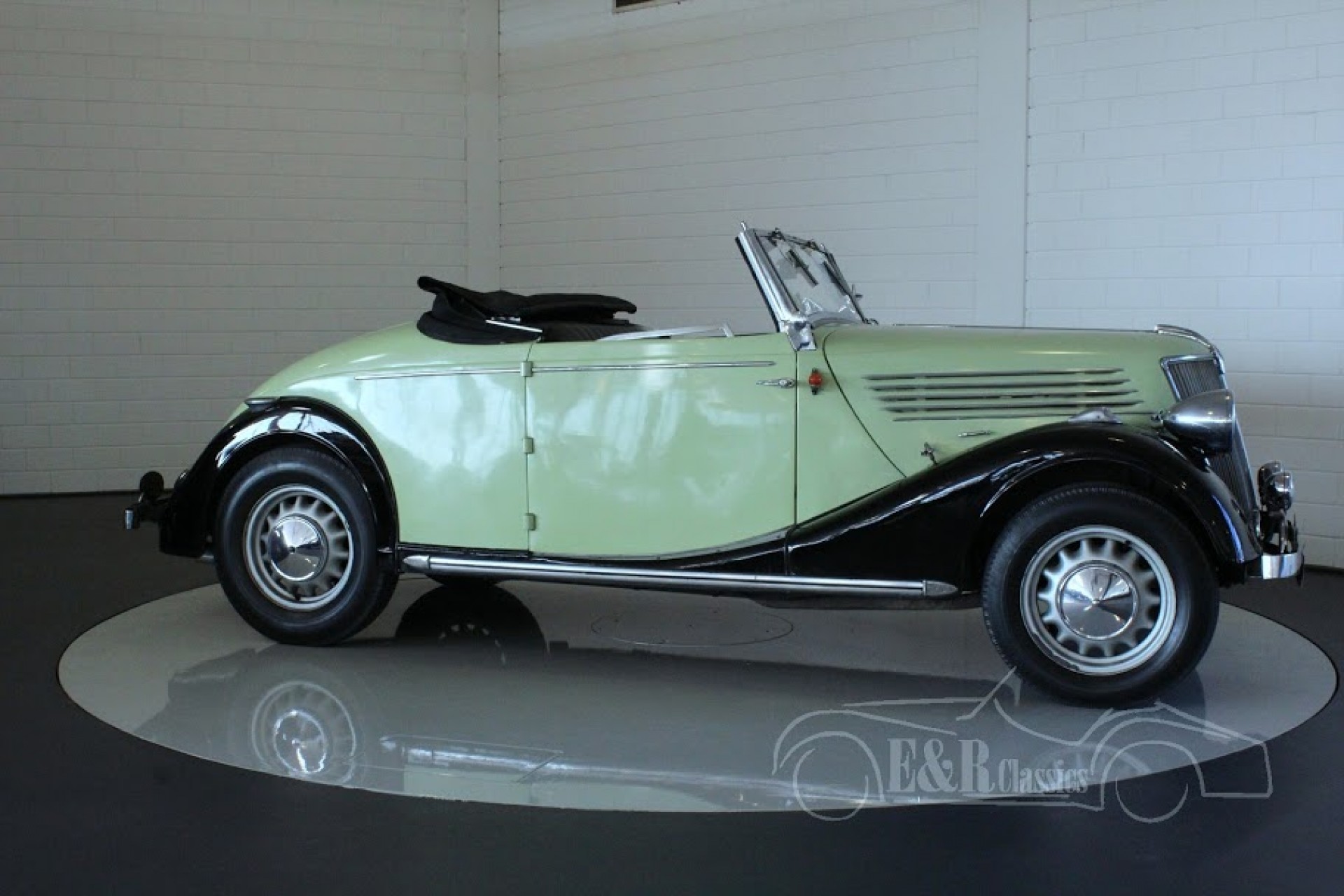 Renault Classic Cars | Renault oldtimers for sale at E & R Classic Cars!