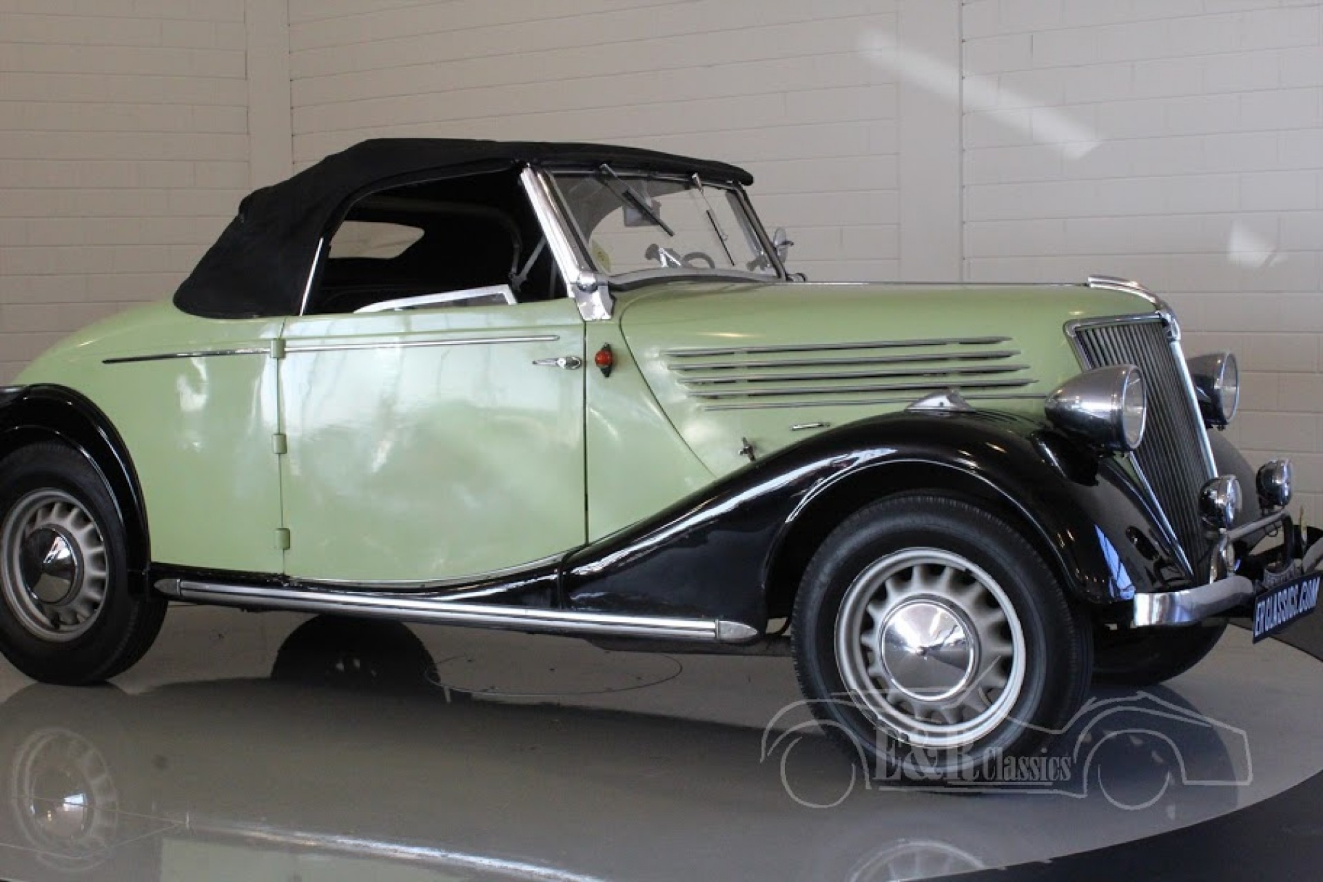 Renault Classic Cars | Renault oldtimers for sale at E & R Classic Cars!