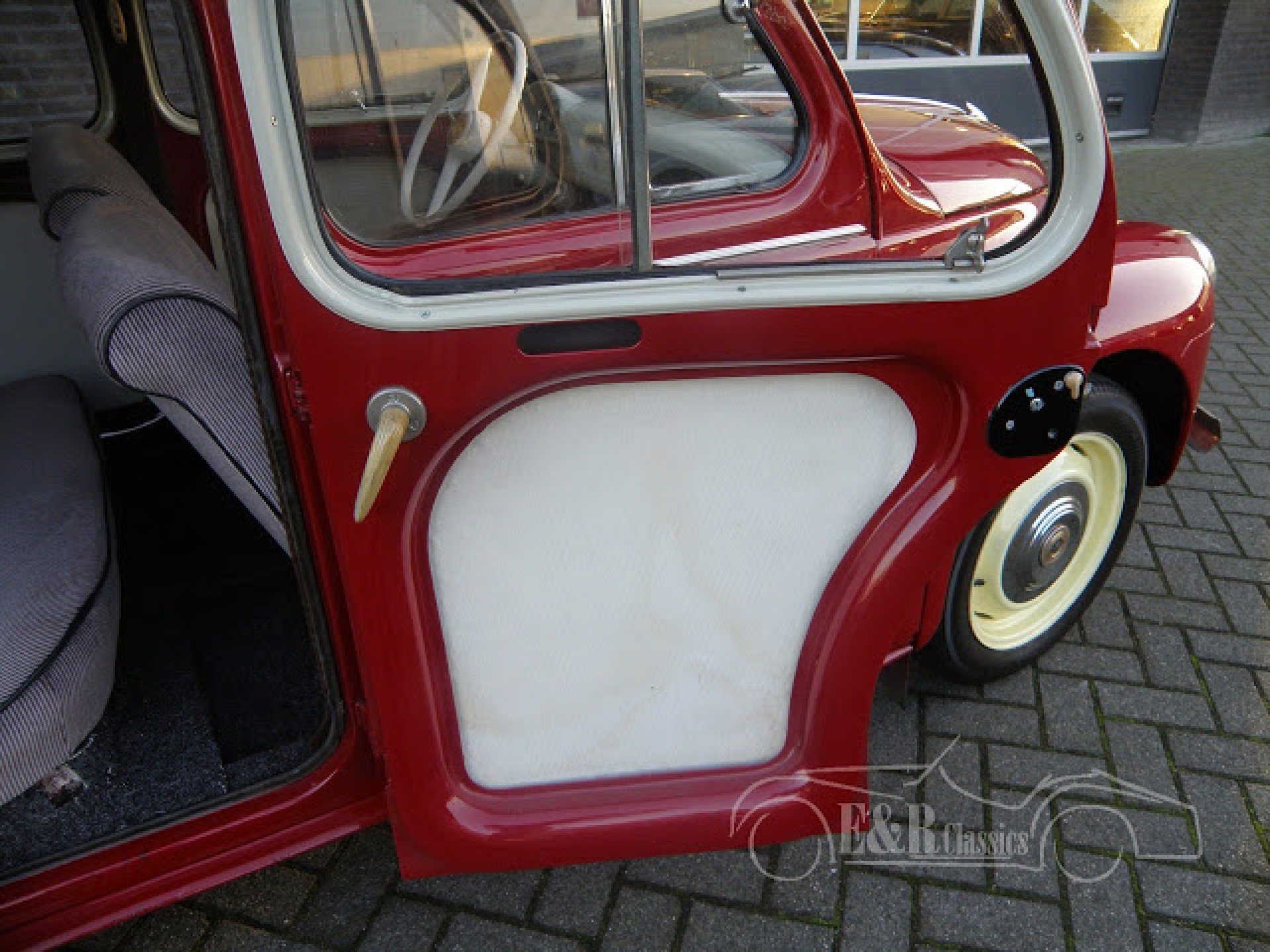 Renault Classic Cars | Renault oldtimers for sale at E & R Classic Cars!